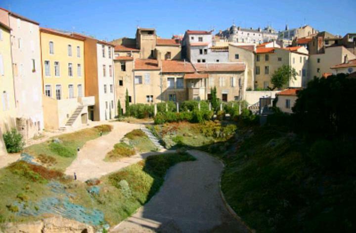 Le Petit Nid Des Arenes Apartment Безие Екстериор снимка